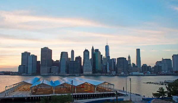 Нью-Йорк, Соединенные Штаты Америки: знаковый вид на город на закате с Бруклинской набережной, знаменитой смотровой площадки длиной в одну треть мили, откуда открывается захватывающий вид на Манхэттен и Ист-Ривер — стоковое фото
