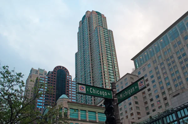 Chicago: lo skyline della città con i cartelli stradali di Michigan Avenue e Chicago Avenue — Foto Stock