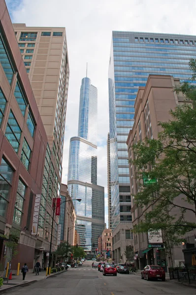 Chicago: o horizonte da cidade com vista para o Trump International Hotel and Tower, um arranha-céus condomínio-hotel no centro de Chicago nomeado após o atual presidente dos EUA Donald Trump — Fotografia de Stock