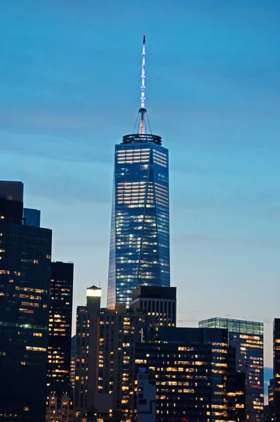 New York City, Amerika Birleşik Devletleri: kentin ikonik gece manzarası manzaralı bir Dünya Ticaret Merkezi (Özgürlük Kulesi), Dünya Ticaret Merkezi'nin yeniden ana binadan 11 Eylül 2001 deki terörist saldırılar içinde yok.