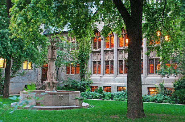 Chicago: klostret och gården av den fjärde Presbyterian Church, en församling i Presbyterian Church ligger i Magnificent Mile grannskapet — Stockfoto