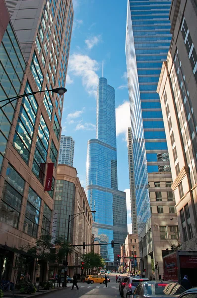 Chicago, Illinois, Amerikas förenta stater: horisonten av staden med utsikt över Trump International Hotel and Tower, en skyskrapa-lägenhetshotell i centrala Chicago uppkallad efter nuvarande amerikanska presidenten Donald Trump — Stockfoto