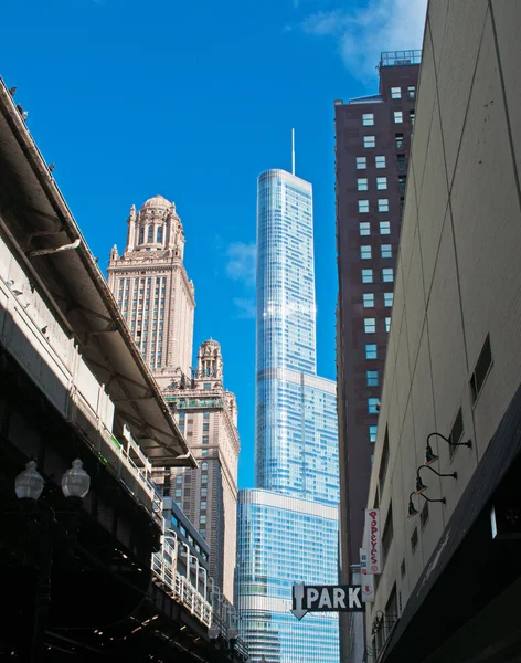 Chicago, USA: skyline med Trump International Hotel and Tower, en skyskrapa lägenhetshotell i centrala Chicago uppkallad efter nuvarande amerikanska presidenten Donald Trump, och Wrigley Building — Stockfoto