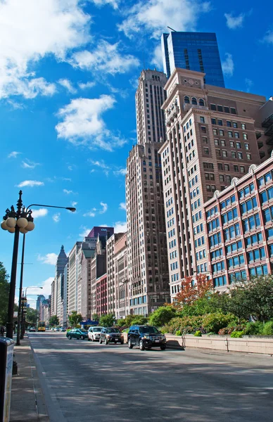 Chicago: stadens skyline sett från Millennium Park, känd offentlig Park ligger i loop community-området — Stockfoto