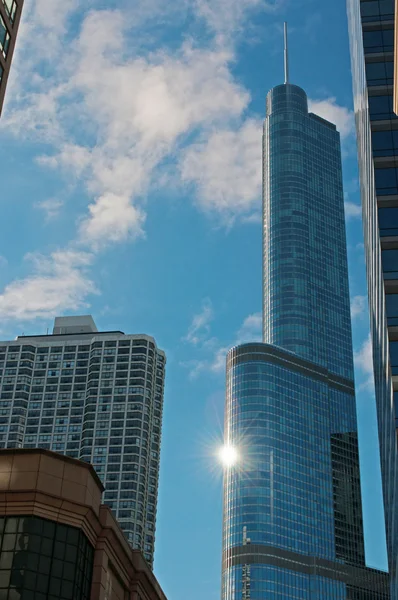 Chicago, Usa: vzhlížel Trump International Hotel and Tower, pojmenovaná po aktuální amerického prezidenta Donald Trump, s odraz slunce od průplav plavba na řece Chicago — Stock fotografie