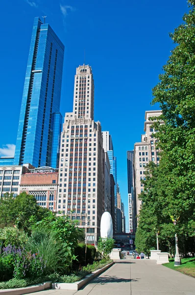Chicago: stadens skyline sett från Millennium Park, känd offentlig Park ligger i loop community-området — Stockfoto