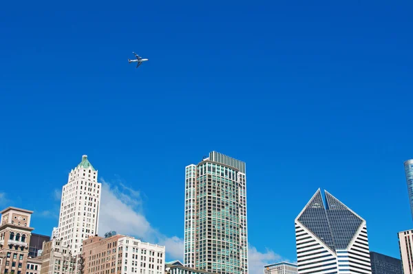 Σικάγο: ένα αεροπλάνο που πετούν πάνω από τον ορίζοντα της πόλης με το εμβληματικό ουρανοξύστες — Φωτογραφία Αρχείου