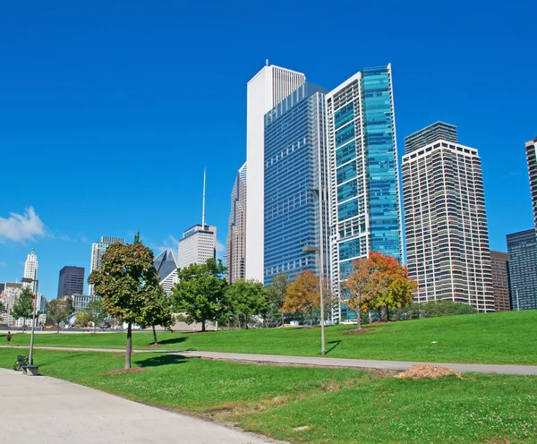 Chicago: the skyline of the city near the Chicago Harbour on the shoreline of the Michigan Lake, in the Streeterville neighborhood of the Near North Side community area — Φωτογραφία Αρχείου