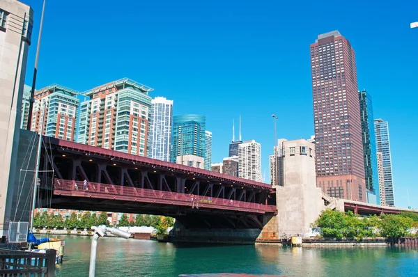 Chicago: skyline van de stad met uitzicht op de paleizen, gebouwen en één van de beroemde beweegbare bruggen, gezien vanaf een canal cruise over de Chicago River — Stockfoto