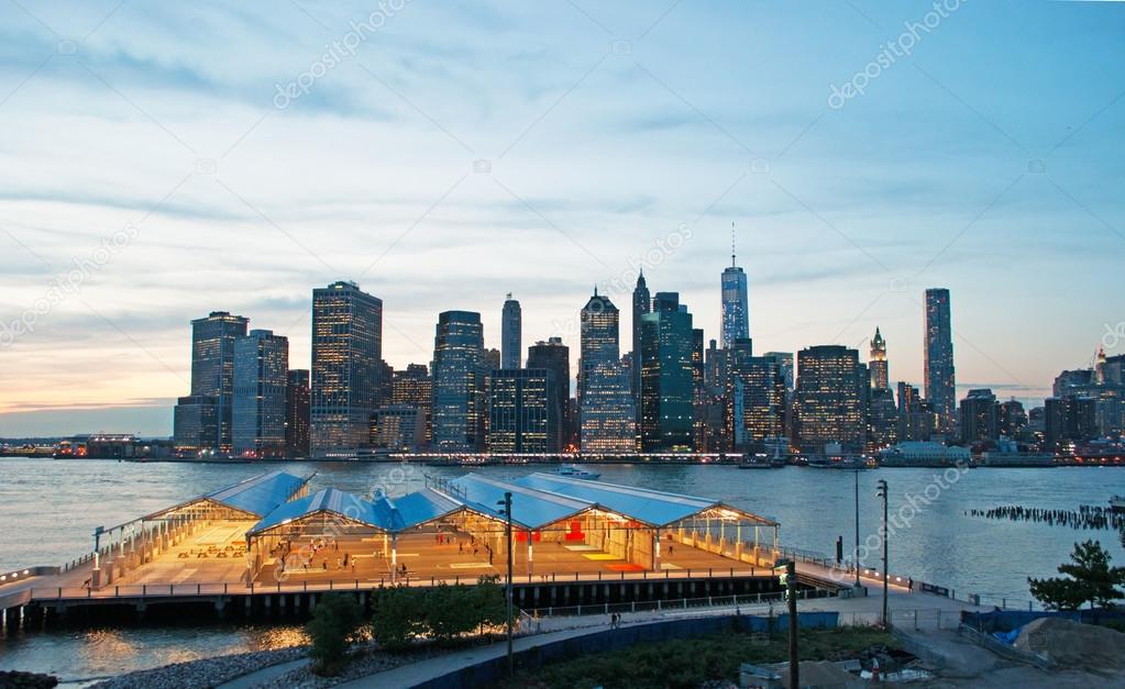 New York City, United States of America: the iconic skyline of the city seen at  sunset from the Brooklyn Heights Promenade, famous one-third of a mile long viewpoint offering breathtaking views of Manhattan and the East river