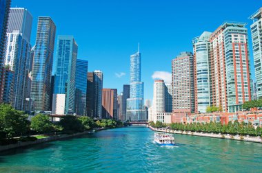 Chicago, ABD: cruise manzarası ve görünümü Trump International Hotel ve Kulesi, gökdelen kınamak-hotelde geçerli ABD Başkanı Donald Trump, bir kanal gördün sonra Chicago adlı şehir Chicago Nehri üzerinde