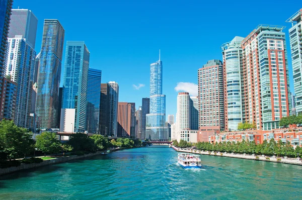 Chicago, Usa: skyline and view of the Trump International Hotel and Tower, a skyscraper condo-hotel in downtown Chicago named after current U.S. President Donald Trump, seen from a canal cruise on Chicago River — Stock Photo, Image