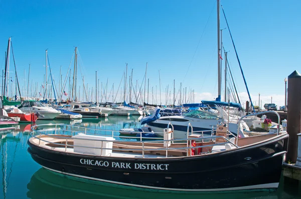 Chicago : le Chicago Park District bateau amarré avec yacht et voiliers dans le port de Chicago sur le lac Michigan — Photo