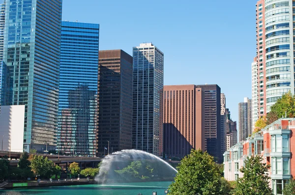 Chicago, États-Unis : horizon panoramique et vue sur les gratte-ciel de la ville depuis une croisière sur le canal sur la rivière Chicago — Photo