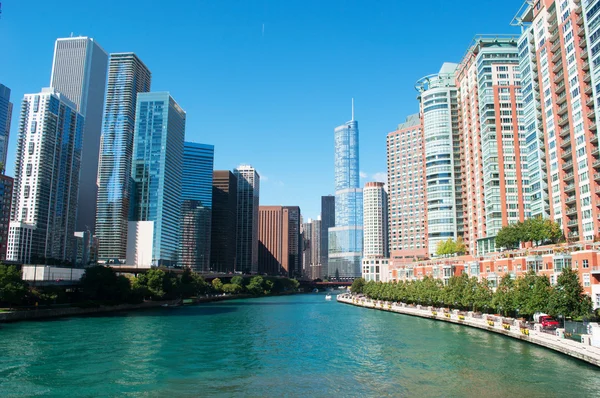 Chicago, EE.UU.: horizonte panorámico y vista del Trump International Hotel and Tower, un condominio-hotel de rascacielos en el centro de Chicago que lleva el nombre del actual presidente estadounidense Donald Trump, visto desde un crucero por el canal en el río Chicago — Foto de Stock