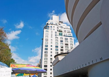 New York City, Amerika Birleşik Devletleri: Solomon R. Guggenheim Müzesi, ikonik bina kez atıfta Guggenheim 1959 yılından bu yana sürekli genişleyen bir koleksiyon sanat ve özel sergiler kalıcı ev