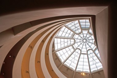 New York, Amerika Birleşik Devletleri: Solomon R. Guggenheim Müzesi, atrium içinde spiral rampa kez atıfta Guggenheim 1959 yılından bu yana sürekli genişleyen bir koleksiyon sanat ve özel sergiler kalıcı ev