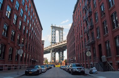 New York City, Amerika Birleşik Devletleri: Manhattan Bridge, Doğu Nehri, Dumbo Brooklyn mahallede Marnixkade çarpılar bir asma köprü ikonik görünümünü