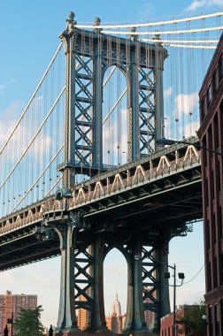  New York City, Amerika Birleşik Devletleri: Manhattan Bridge, Doğu Nehri, Dumbo Brooklyn mahallede Marnixkade çarpılar bir asma köprü görünümü