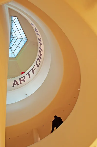 New York City, Estados Unidos da América: vista da rampa em espiral no Solomon R. Guggenheim Museum, muitas vezes referido como The Guggenheim, desde 1959 a casa permanente de uma coleção continuamente em expansão de arte e exposições especiais — Fotografia de Stock