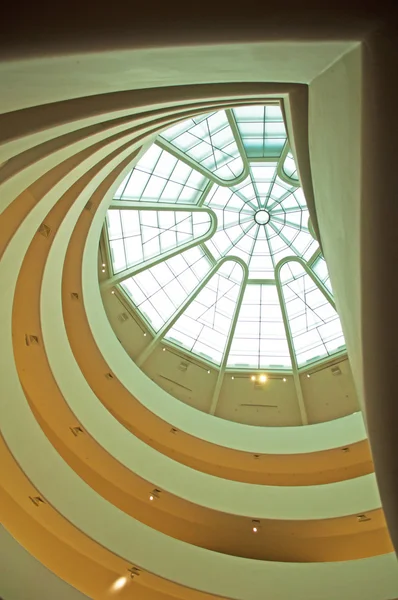 New York, Verenigde Staten van Amerika: de helling van de spiraal in het atrium van het Solomon R. Guggenheim Museum, vaak aangeduid als het Guggenheim, sinds 1959 de permanente woning van een continu groeiende collectie van kunst en speciale tentoonstellingen — Stockfoto