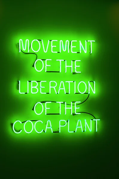 New York City, Vereinigte Staaten von Amerika: die Bewegung zur Befreiung der Kokapflanze, ein wildes Diaz-Neon-Kunstwerk, ausgestellt im Solomon r. guggenheim Museum, dem berühmtesten Kunstmuseum der Stadt — Stockfoto
