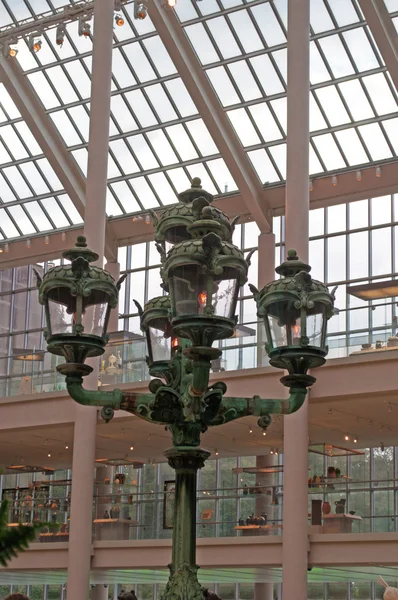 Nova Iorque: uma antiga lâmpada de ferro forjado na corte Charles Engelhard na ala americana do Metropolitan Museum of Art (Met), o maior museu de arte dos EUA — Fotografia de Stock