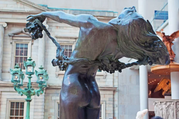 New York City: Details der Weinrebe, eine Bronzeskulptur einer tanzenden Frau des amerikanischen Künstlers Harriet Whitney Frishmuth (18801980) im Metropolitan Museum of Art (met), dem größten Kunstmuseum der USA — Stockfoto