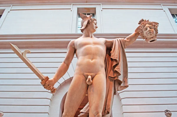 New York: arkitektur och detaljer av Perseus med huvudet av Medusa, en skulptur av den italienska Antonio Canova (1757-1822) på Metropolitan Museum of Art, den största konstmuseum i USA — Stockfoto