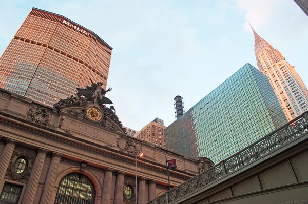Nueva York, Estados Unidos de América: horizonte de la ciudad con vistas a la Grand Central Terminal, el edificio MetLife y el edificio Chrysler al atardecer — Foto de Stock