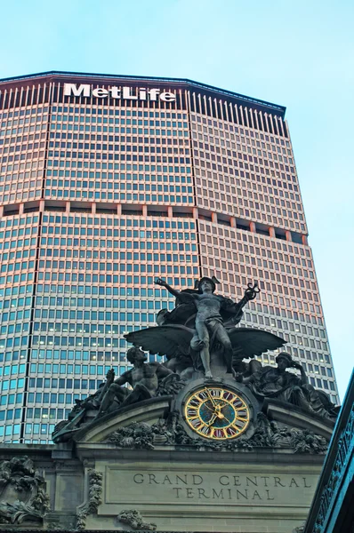 New York: il Grand Central Terminal, un terminal ferroviario pendolare sulla 42esima strada, e MetLife building, uno dei 100 edifici più alti degli Stati Uniti, due simboli della città nel mondo — Foto Stock