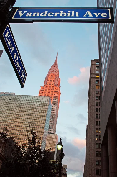 New York City: lo skyline della città al tramonto con vista sul Chrysler Building, classico esempio di architettura Art Deco, considerato uno dei migliori edifici di Nyc — Foto Stock