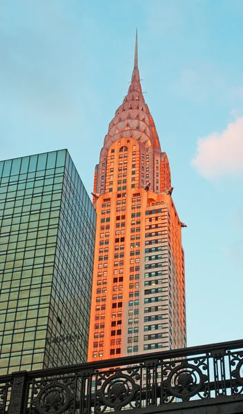 New York City: a látóhatár a városra, a naplemente kilátás a Chrysler Building, mely klasszikus példája a szecessziós építészet, tartják az egyik a legszebb épületek a Nyc — Stock Fotó