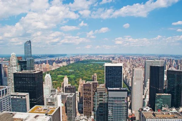 Ciudad de Nueva York, Estados Unidos de América: el horizonte de la ciudad con Central Park visto desde la cima de la roca, la plataforma de observación del Rockefeller Center — Foto de Stock