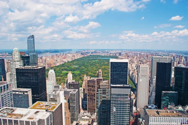 Ciudad de Nueva York, Estados Unidos de América: el horizonte de la ciudad con Central Park visto desde la cima de la roca, la plataforma de observación del Rockefeller Center — Foto de Stock