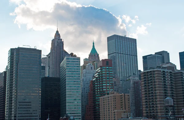 Nueva York, EE.UU.: skyline del centro visto desde el puente de Brooklyn con vista al edificio Trump, originalmente conocido como el Bank of Manhattan Trust Building y más tarde conocido por su dirección 40 Wall Street — Foto de Stock