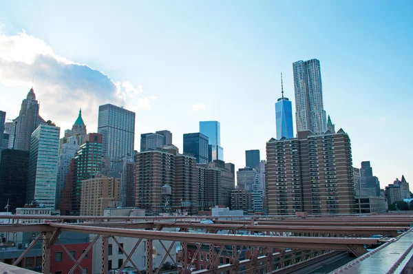 New York, USA: Die Skyline der Innenstadt von der Brooklyn Bridge aus gesehen, die 1883 fertiggestellt wurde und die Bezirke Manhattan und Brooklyn verbindet, die sich über den East River erstrecken — Stockfoto