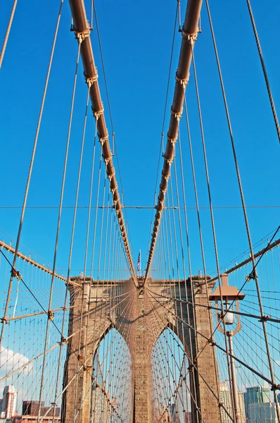 Ciudad de Nueva York: vista del icónico puente de Brooklyn, terminado en 1883, que conecta los barrios de Manhattan y Brooklyn, atravesando el East River — Foto de Stock