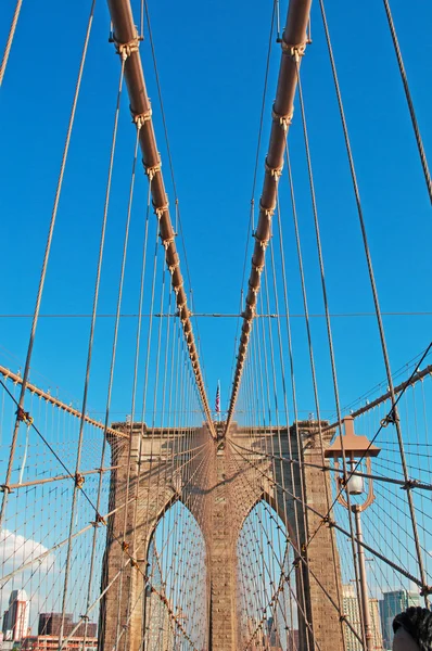 Нью-Йорк: вид на культовый Бруклинский мост, построенный в 1883 году и соединяющий районы Манхэттена и Бруклина, впадающий в Ист-Ривер — стоковое фото