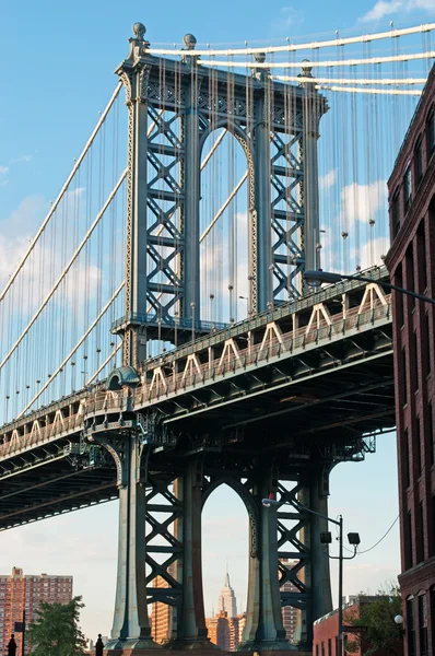 Nueva York, Estados Unidos de América: vista del puente Manhattan, un puente colgante que cruza el East River, visto desde el barrio Dumbo en Brooklyn — Foto de Stock