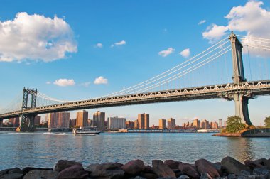  New York şehir: manzarası Manhattan Bridge, Doğu Nehri, Dumbo Brooklyn mahallede Marnixkade çarpılar bir asma köprü manzaralı