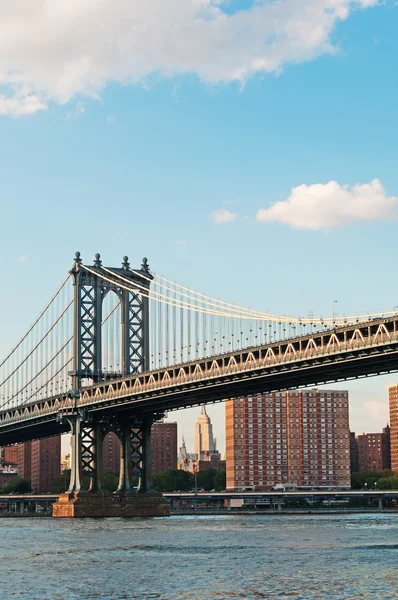 Nueva York, Estados Unidos de América: vista del puente Manhattan, un puente colgante que cruza el East River, visto desde el barrio Dumbo en Brooklyn — Foto de Stock