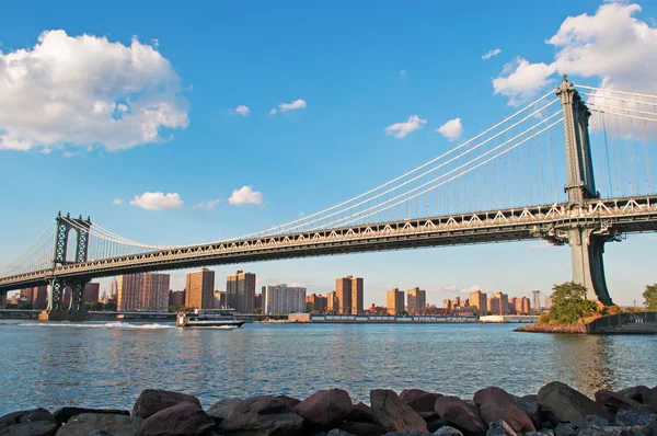 纽约市: 从布鲁克林的 dumbo 社区可以看到的横跨东河的悬索桥--曼哈顿大桥的天际线 — 图库照片