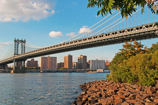 New York City: Skyline mit Blick auf die Manhattan Bridge, eine Hängebrücke, die den East River überquert, vom Dumbo-Viertel in Brooklyn aus gesehen — Stockfoto