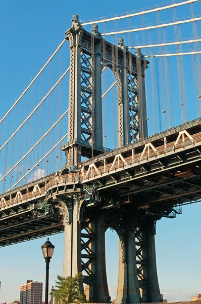 Nueva York, Estados Unidos de América: vista del puente Manhattan, un puente colgante que cruza el East River, visto desde el barrio Dumbo en Brooklyn — Foto de Stock