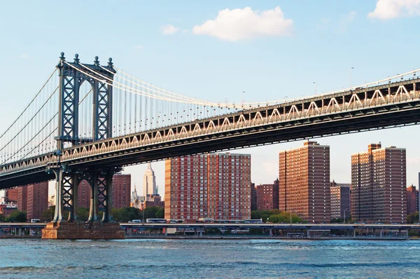 Nueva York, Estados Unidos de América: vista del puente Manhattan, un puente colgante que cruza el East River, visto desde el barrio Dumbo en Brooklyn — Foto de Stock