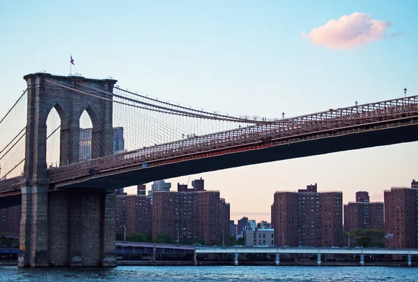 New york, usa: panoramablick bei untergang auf die ikonische brooklyn bridge, fertiggestellt 1883, die die bezirke manhattan und brooklyn verbindet und den east river überspannt — Stockfoto