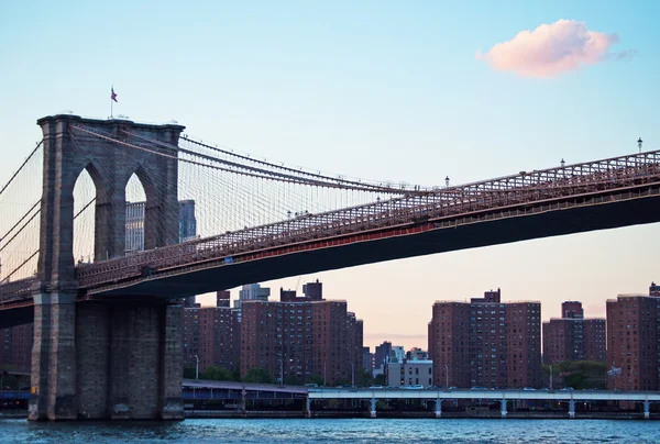 New York, USA: panoramautsikt vid solnedgången av den ikoniska Brooklyn Bridge, färdig 1883, som förbinder stadsdelarna Manhattan och Brooklyn, som spänner över East River — Stockfoto