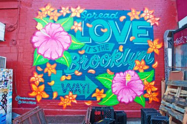 New York: ahşap palet ve New York mahallenin arkasında bir duvar üzerinde ruh ile Brooklyn Restoran meyve kutuları