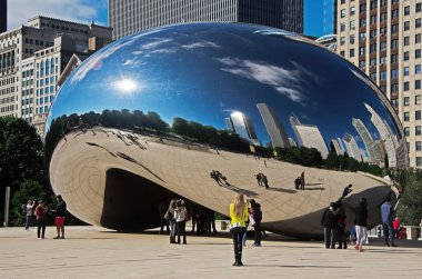 Chicago, Amerika Birleşik Devletleri: manzarası, şehir ve insanlar kendilerini Cloud Gate, kamusal alanlardaki eserlerinden, önünde yansıtan sanatçı At & T Plaza Millennium Parkı için 2004'te Zeynep Kapoor tarafından yapılan onun şekil için fasulye takma